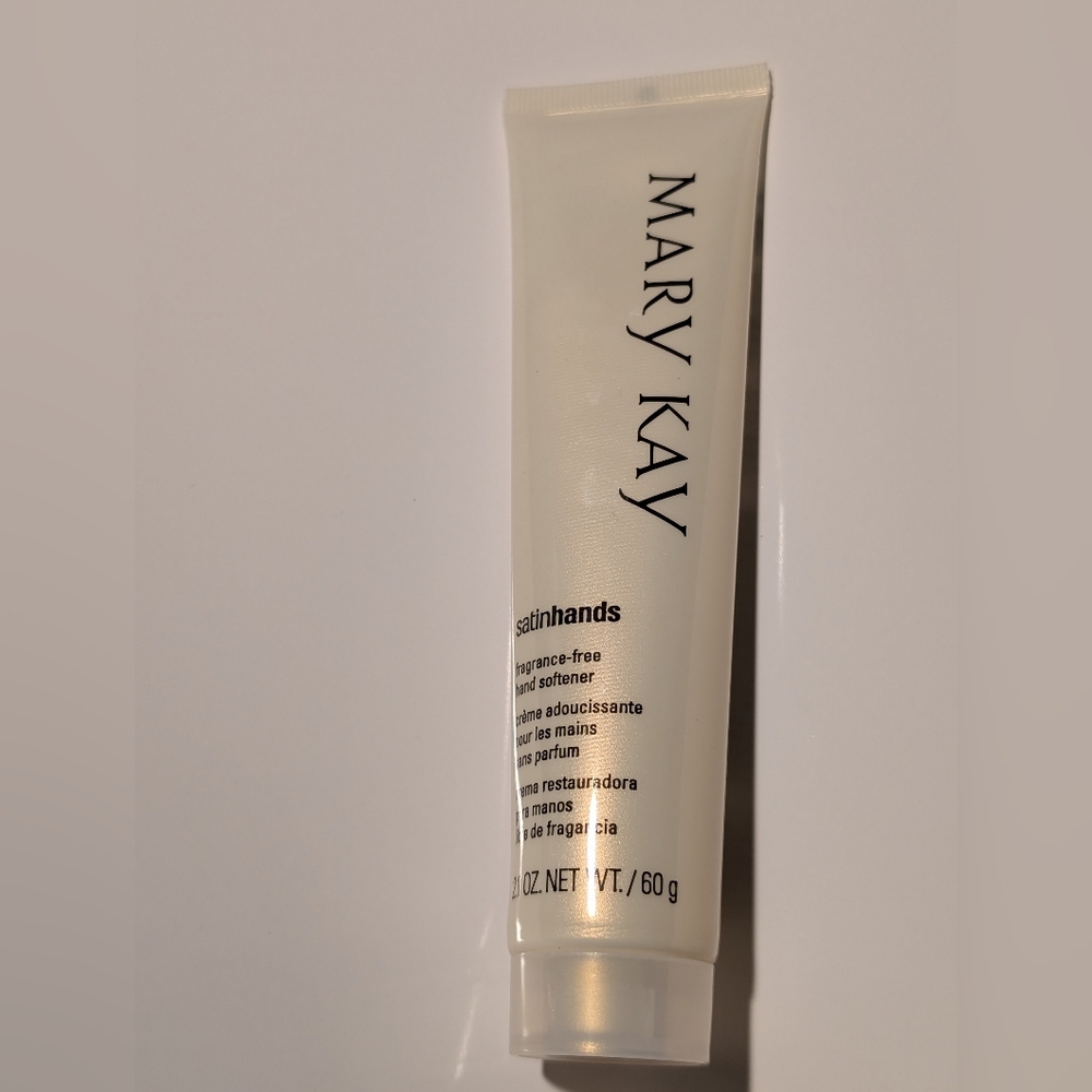 Mary Kay White Moisturizer Sleek Design